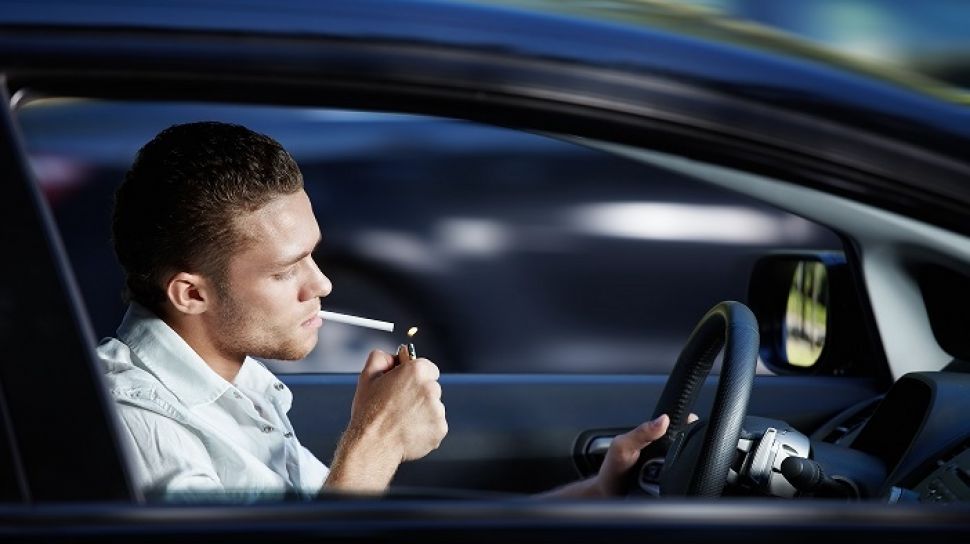 4 Alasan Merokok di Dalam Mobil Berbahaya dan Solusinya